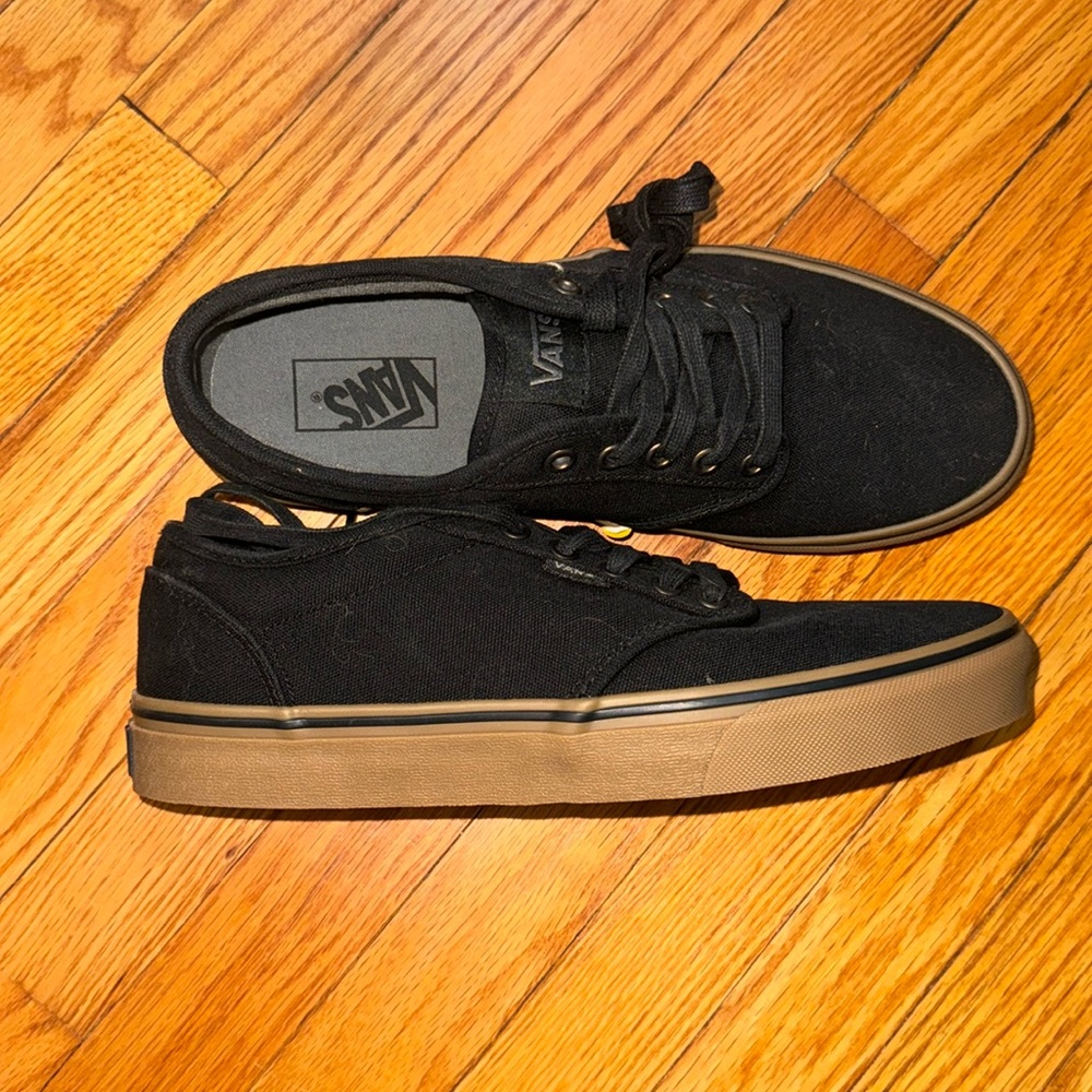 Vans Black Men’s Gum bottom NWOT